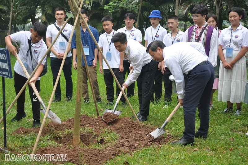 (07.20) Ông Đinh Hoàng Linh, Phó Chủ nhiệm Ủy ban Nhà nước về người Việt Nam ở nước ngoài cùng các khách mời, đại biểu Trại hè trồng cây lưu niệm tại Nhà làm việc Bộ Ngoại giao. (Ảnh: Minh Quân)