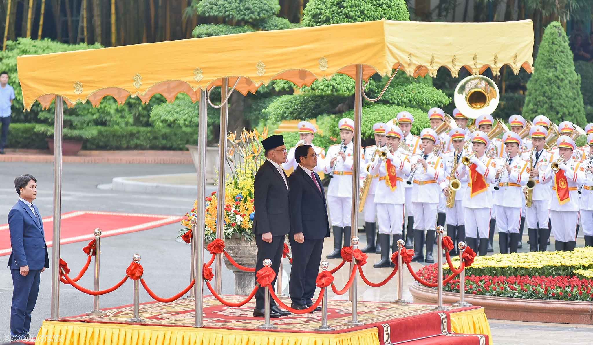 Thủ tướng Phạm Minh Chính và Phu nhân chủ trì lễ đón chính thức Thủ tướng Malaysia và Phu nhân