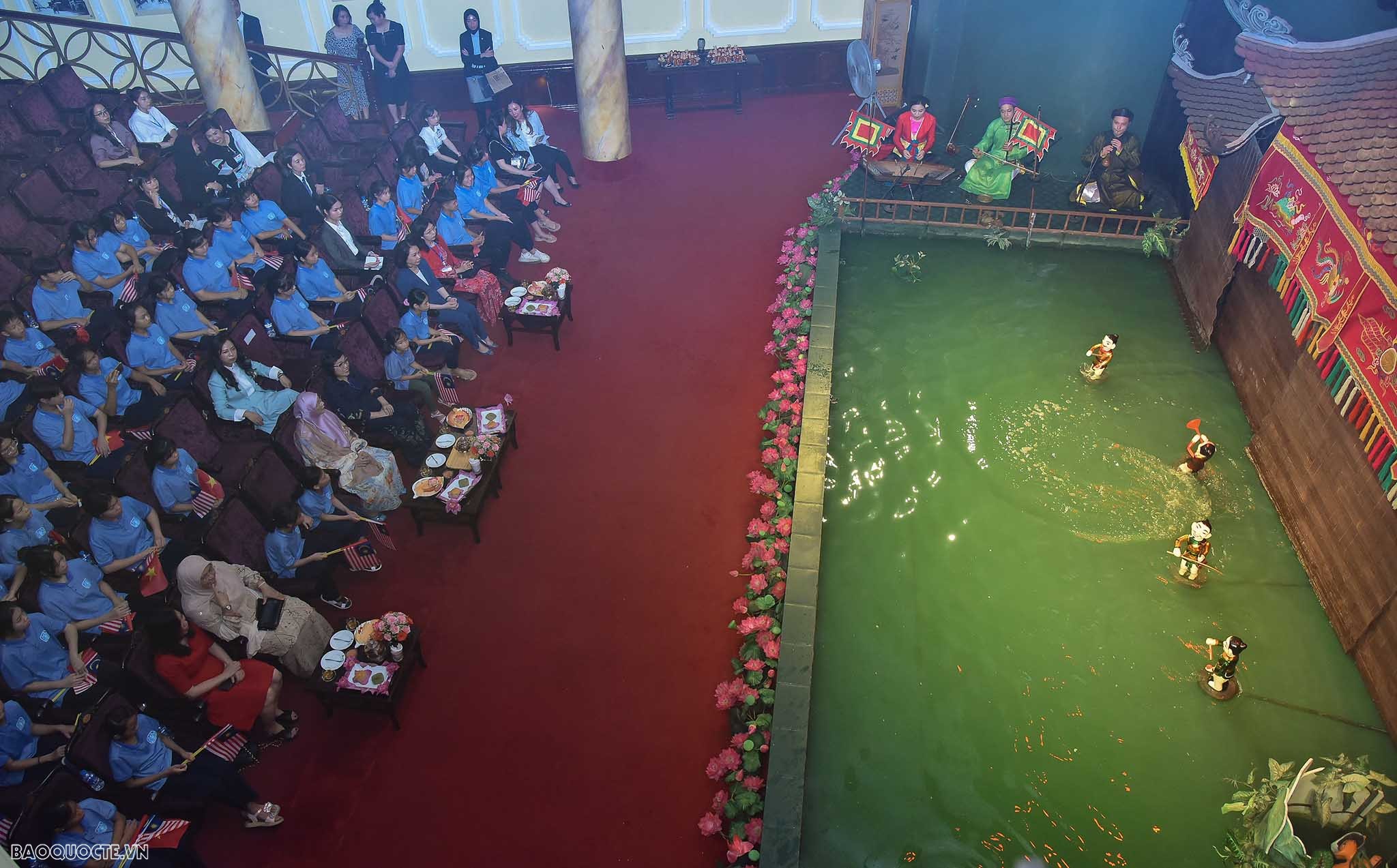 Hai Phu nhân Thủ tướng Việt Nam và Thủ tướng Malaysia cùng thưởng thức nghệ thuật múa rối nước