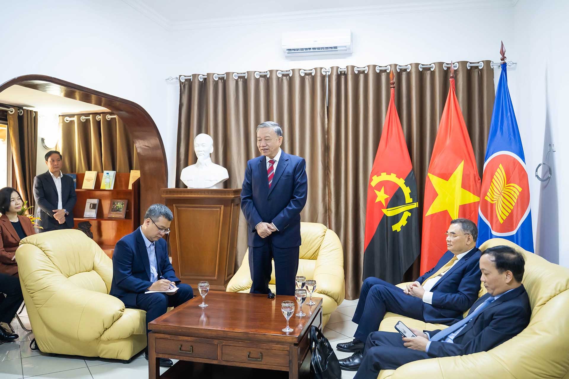 Việt Nam luôn coi trọng thúc đẩy quan hệ hợp tác hữu nghị truyền thống với Angola Việt Nam luôn coi trọng thúc đẩy quan hệ hợp tác hữu nghị truyền thống với Angola