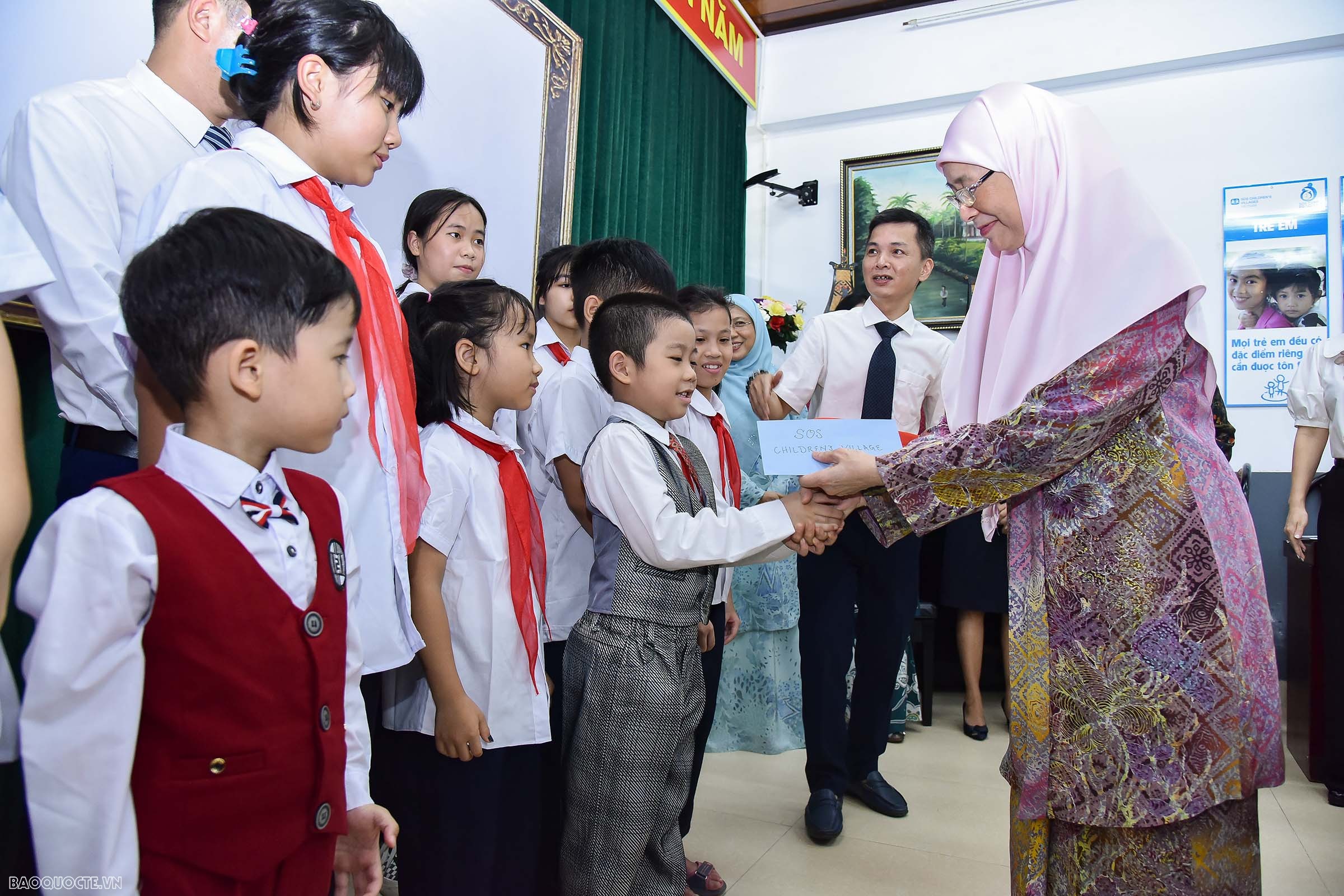 Các em nhỏ Làng trẻ em SOS gấp giấy nghệ thuật Origami tặng Phu nhân Thủ tướng Việt Nam và Malaysia