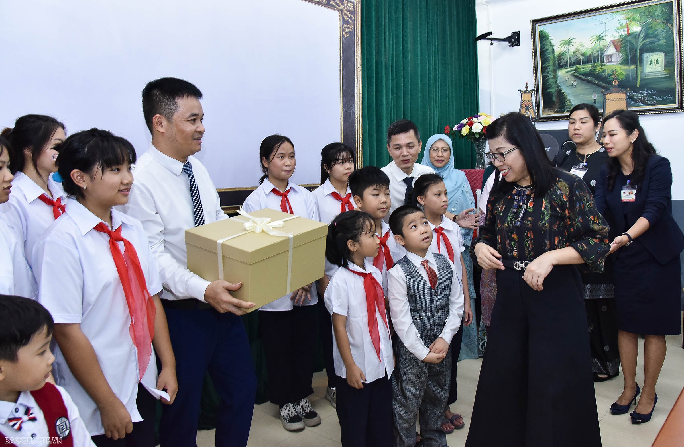 Các em nhỏ Làng trẻ em SOS gấp giấy nghệ thuật Origami tặng Phu nhân Thủ tướng Việt Nam và Malaysia