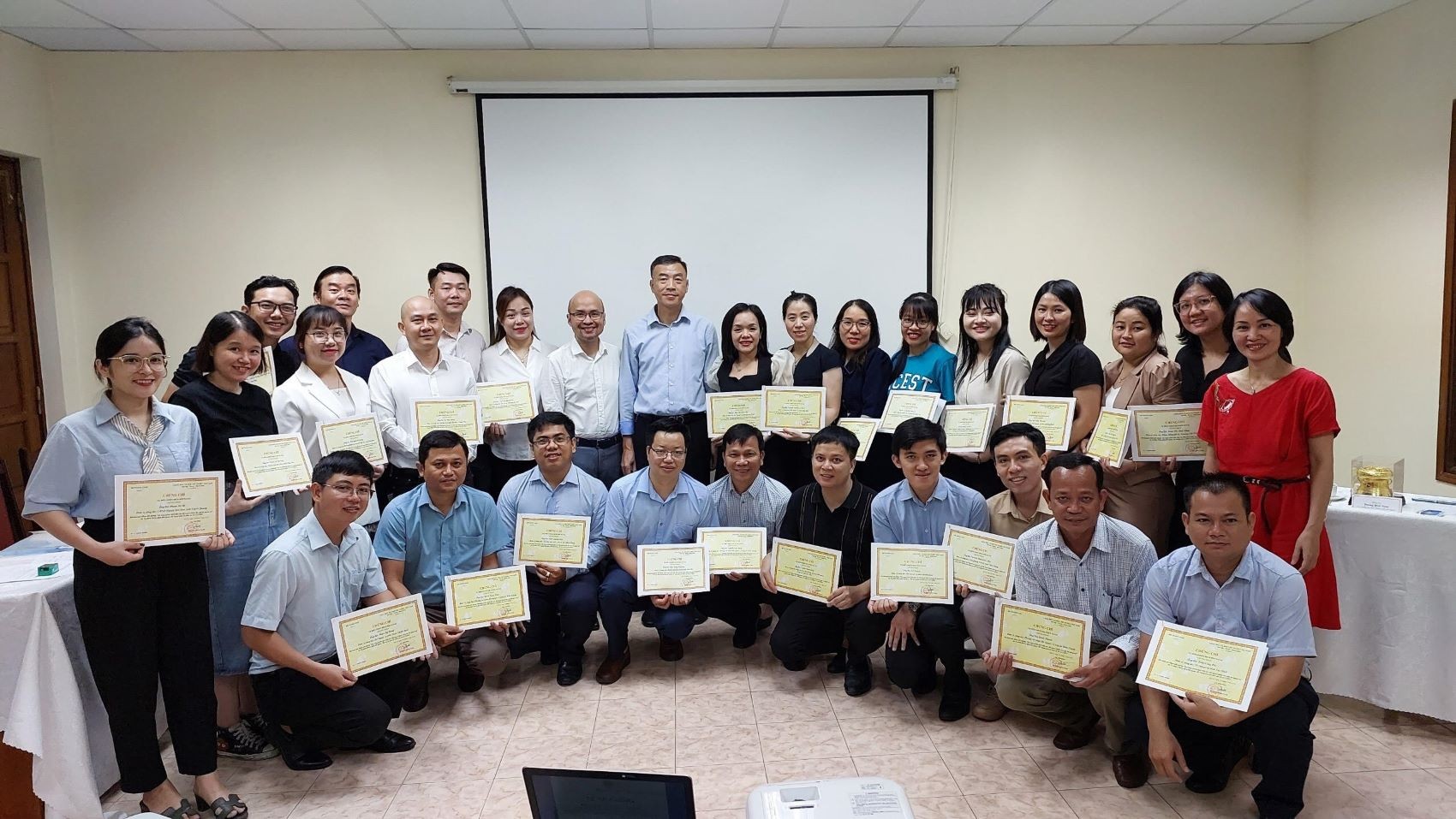 Bế giảng Khoá học bồi dưỡng kỹ năng phiên dịch tiếp xúc dành cho cán bộ ngoại vụ Bế giảng Khoá học bồi dưỡng kỹ năng phiên dịch tiếp xúc dành cho cán bộ ngoại vụ