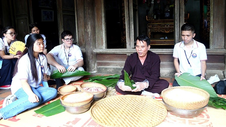 Trại hè Việt Nam 2023: 120 thanh niên kiều bào dâng hương tưởng niệm các Vua Hùng tại Đền Hùng, Phú Thọ