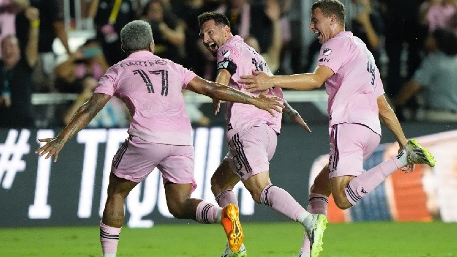 Messi lập siêu phẩm ấn định tỷ số 2-1 cho Inter Miami, trận ra mắt không thể ấn tượng hơn