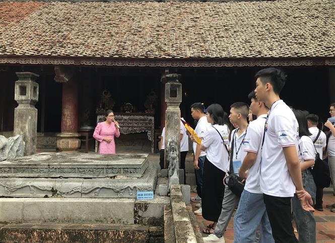 Trại hè Việt Nam 2023: Dâng hương tưởng niệm các bậc tiên đế tại Cố đô Hoa Lư, tỉnh Ninh Bình Trại hè Việt Nam 2023: Dâng hương tưởng niệm các bậc tiên đế tại Cố đô Hoa Lư, tỉnh Ninh Bình