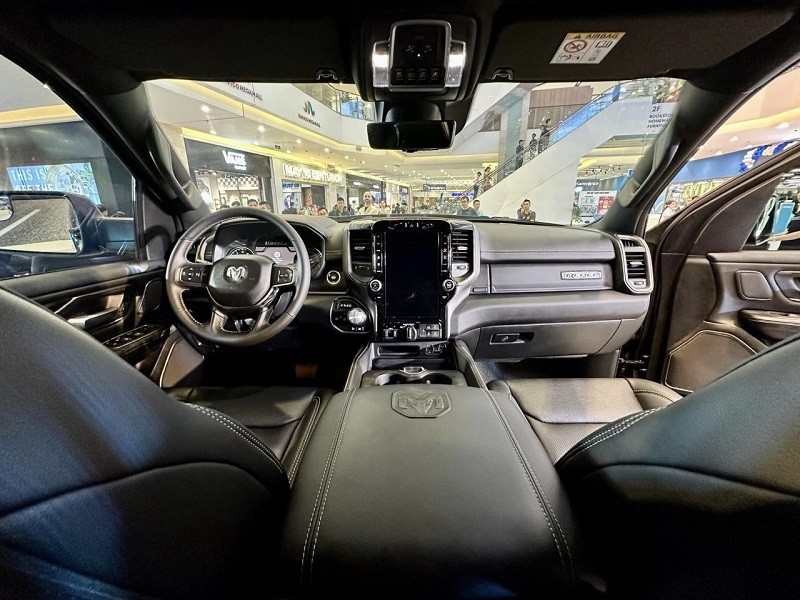 Cận cảnh Ram 1500 Rebel vừa ra mắt tại Việt Nam, giá 5,168 tỷ đồng Cận cảnh Ram 1500 Rebel vừa ra mắt tại Việt Nam, giá 5,168 tỷ đồng