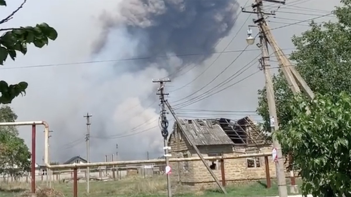 UAV của Ukraine làm nổ kho đạn tại Crimea, Moscow cáo buộc Kiev sử dụng đạn chùm ở làng biên giới. (Nguồn: Moscow Times) UAV của Ukraine làm nổ kho đạn tại Crimea, Moscow cáo buộc Kiev sử dụng đạn chùm ở làng biên giới. (Nguồn: Moscow Times)