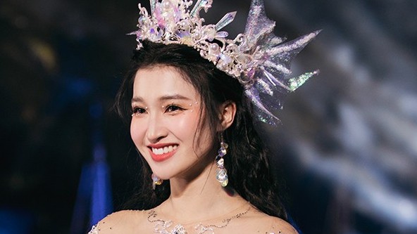 Á hậu Nguyễn Phương Nhi khoe dáng nóng bỏng