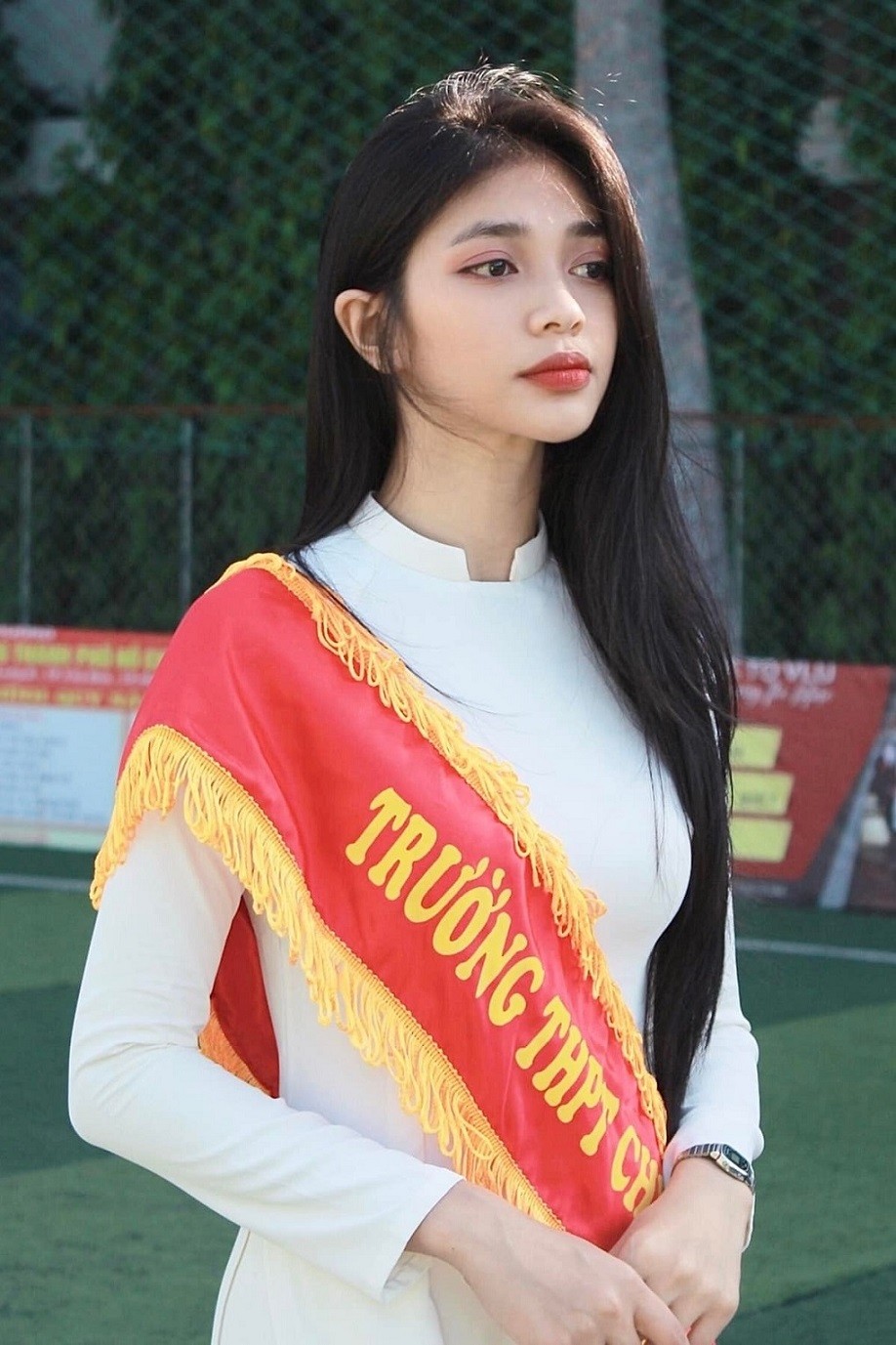 Trong loạt ảnh thời phổ thông, làn da Minh Kiên được nhận xét căng bóng. Minh Kiên tiết lộ, trước đây cô chưa có ý thức giữ gìn hay chăm sóc sắc đẹp. Mãi đến khi lên đại học, cô mới chú tâm hơn vào nhan sắc, hình thể. Cô nhận ra chiều cao, nhan sắc là một lợi thế, có thể giúp bản thân có nhiều cơ hội hơn trong cuộc sống. 