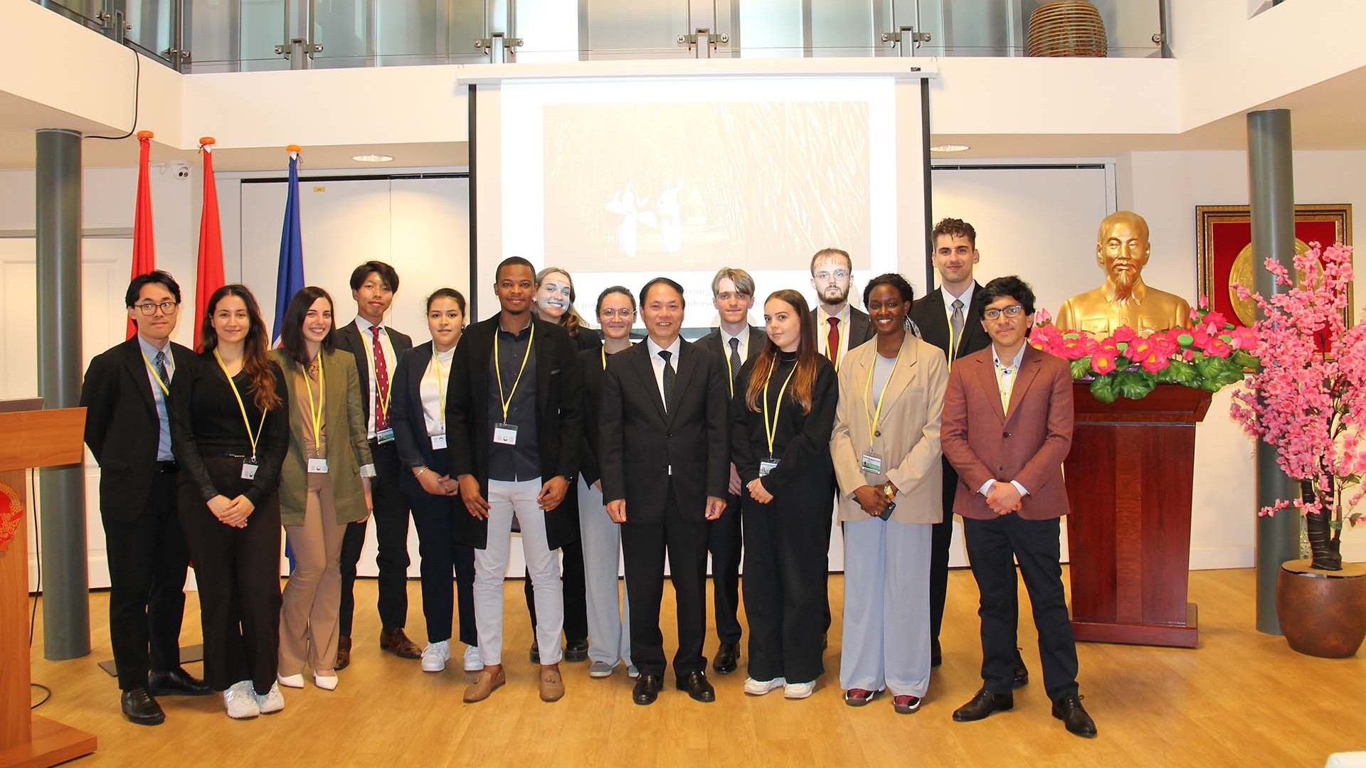 Giới thiệu chính sách đối ngoại của Việt Nam cho các học viên Học viện Luật quốc tế La Hay