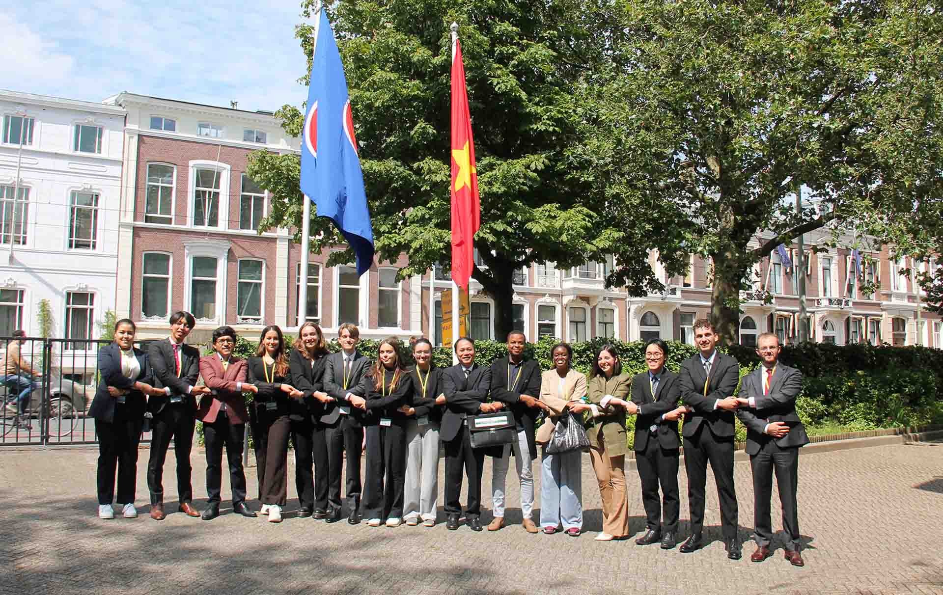 Các đại biểu chụp ảnh lưu niệm.