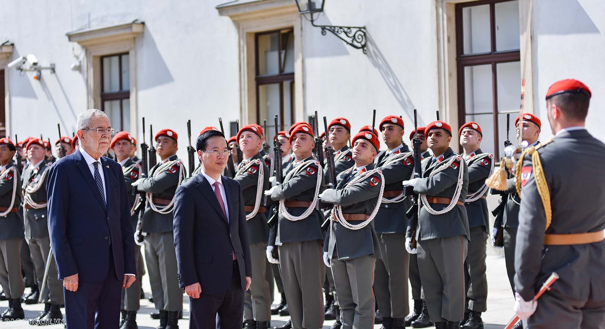 Lễ đón chính thức Chủ tịch nước và Phu nhân tại Phủ Tổng thống Áo