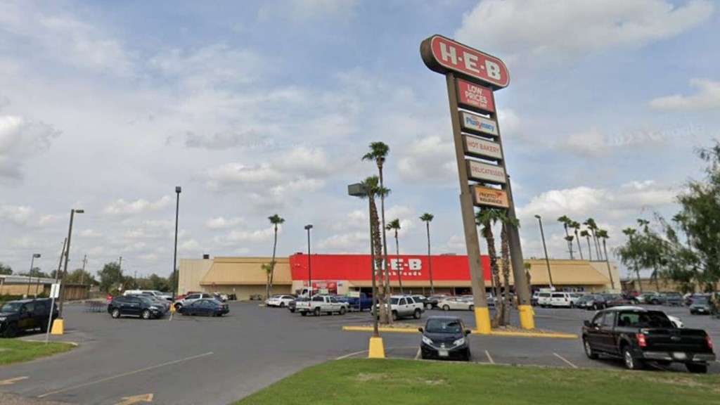 Mỹ: Bố mẹ đập cửa kính ô tô giải cứu con nhỏ bị bỏ quên trong xe