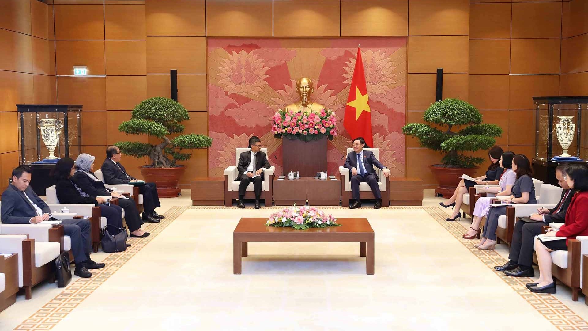 Chủ tịch Quốc hội Vương Đình Huệ tiếp các Đại sứ Indonesia và Iran