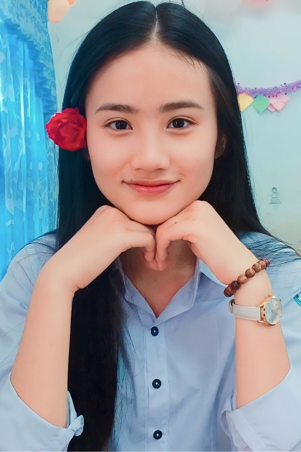 Khác với nhiều Hoa hậu, Huỳnh Trần Ý Nhi khi mới đăng quang không khóa tài khoản facebook cá nhân. Cô công khai những hình ảnh thời đi học vì cho rằng, đây là những khoảnh khắc hồn nhiên, trong sáng, Loạt ảnh Hoa hậu Ý Nhi xinh đẹp, rạng rỡ thời học sinh phổ thông