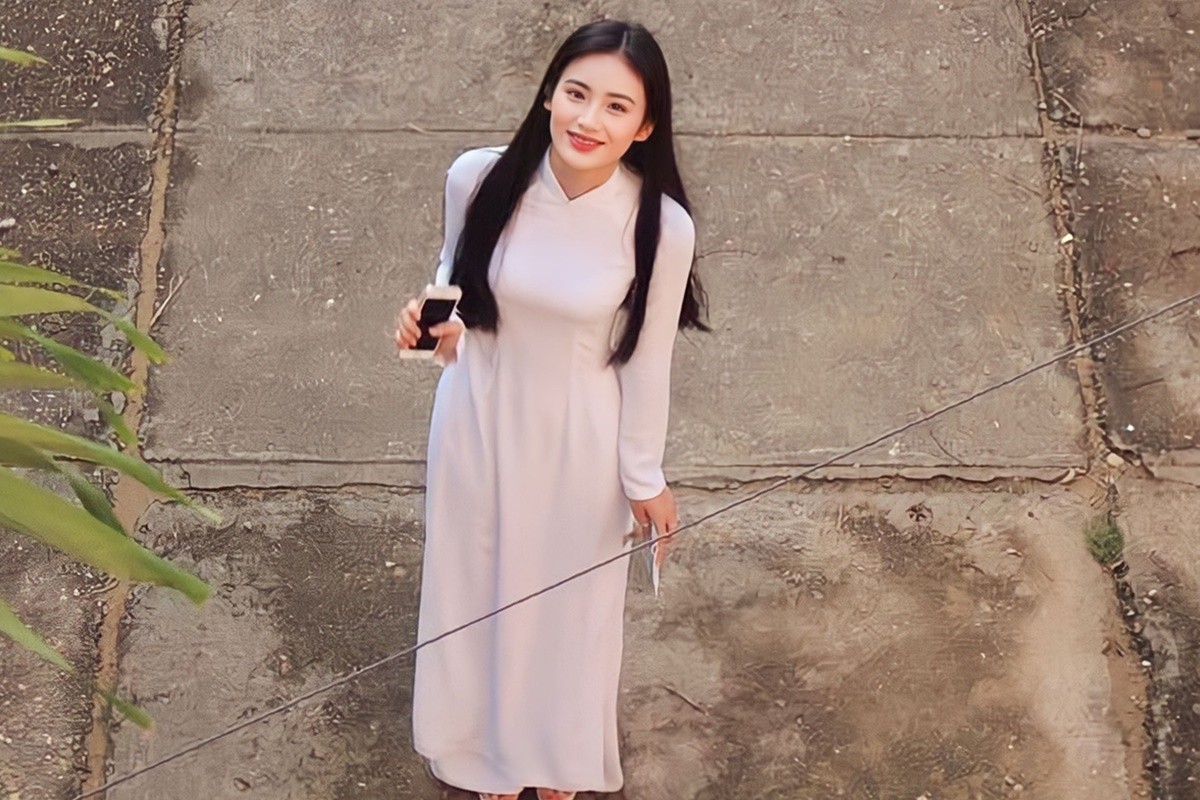 Tân Miss World Vietnam cho biết thời đi học, cô từng buồn, tự ti, bị bạn bè trêu đùa vì chiều cao nổi bật. Cô nói: Loạt ảnh Hoa hậu Ý Nhi xinh đẹp, rạng rỡ thời học sinh phổ thông