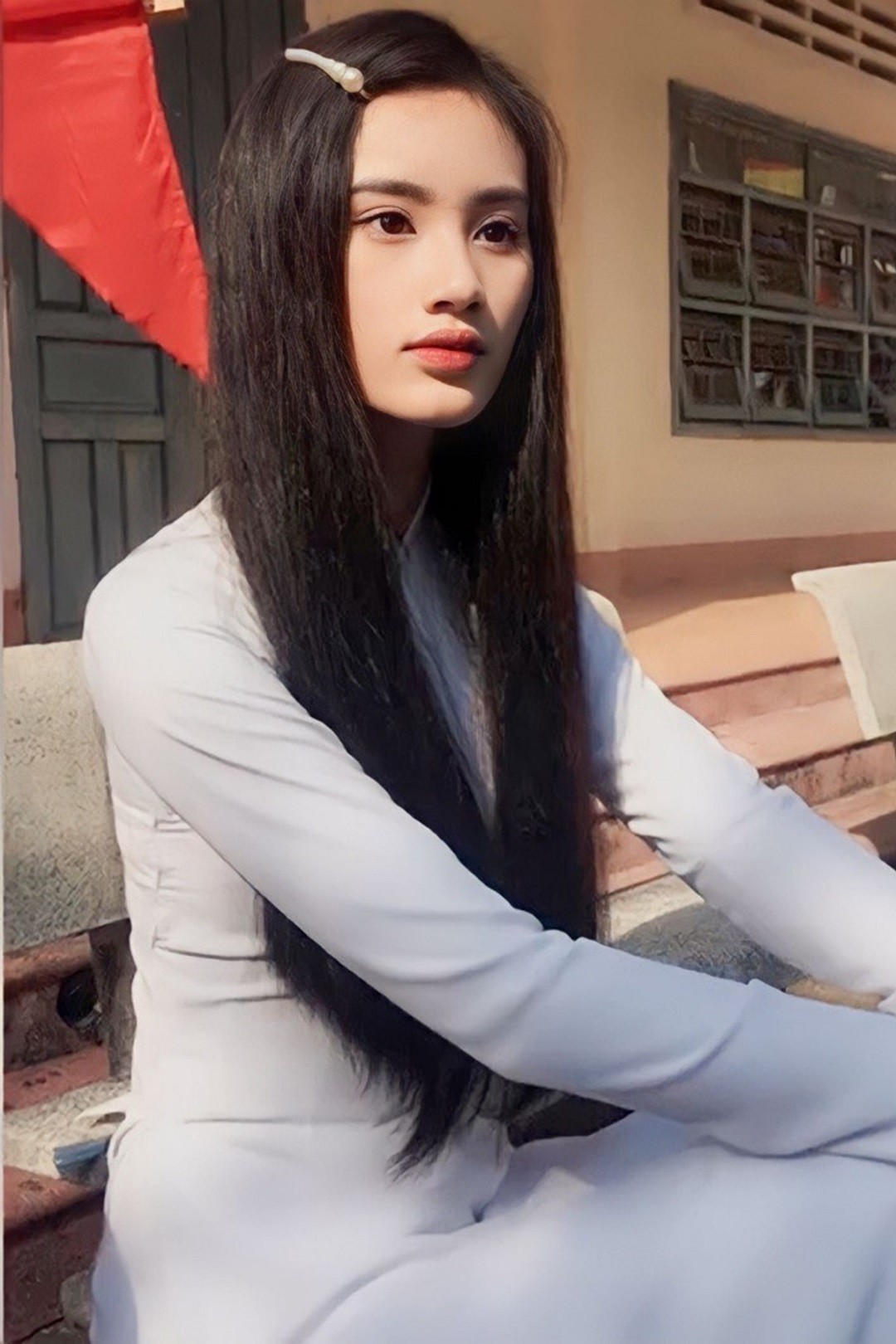 Ý Nhi trong trang phục áo dài nữ sinh. Mỹ nhân 21 tuổi cho biết, cô là học sinh giỏi nhiều năm. Sinh ra trong gia đình khá giả, Ý Nhi không ỷ lại mà luôn muốn tự đứng trên đôi chân của mình. Cô tâm sự: Loạt ảnh Hoa hậu Ý Nhi xinh đẹp, rạng rỡ thời học sinh phổ thông