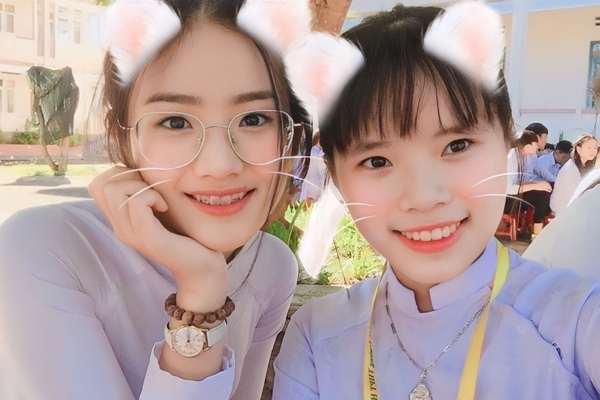 Thời trung học, Ý Nhi (bên trái) có đôi mắt long lanh, nụ cười rạng rỡ. Thời trung học, Ý Nhi (bên trái) có đôi mắt long lanh, nụ cười rạng rỡ.