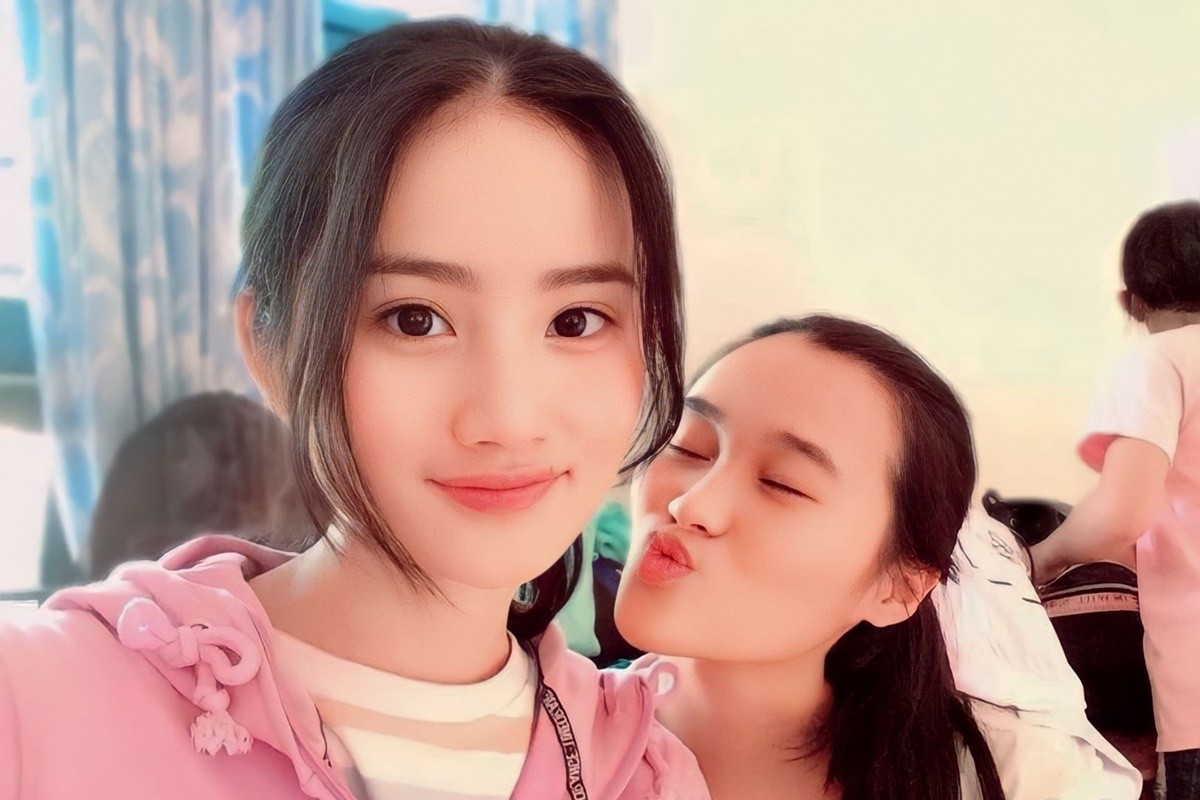 Cô được bạn bè nhận xét hiền lành, thân thiện. Cô được bạn bè nhận xét hiền lành, thân thiện.