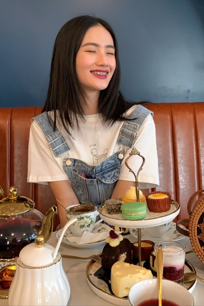 Ý Nhi hiện là sinh viên ngành Quản trị kinh doanh, Đại học Quốc tế, Đại học quốc gia TP. Hồ Chí Minh. Cô chọn ngành học hiện tại để hiểu rõ cách quản lý, vận hành nền kinh tế và cách thu hút khách hàng. Người đẹp muốn xây dựng thương hiệu đồ uống và thời trang trong tương lai. Ý Nhi hiện là sinh viên ngành Quản trị kinh doanh, Đại học Quốc tế, Đại học quốc gia TP. Hồ Chí Minh. Cô chọn ngành học hiện tại để hiểu rõ cách quản lý, vận hành nền kinh tế và cách thu hút khách hàng. Người đẹp muốn xây dựng thương hiệu đồ uống và thời trang trong tương lai.