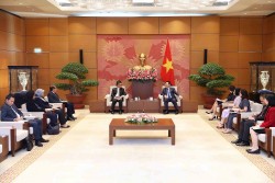 Chủ tịch Quốc hội Vương Đình Huệ tiếp các Đại sứ Indonesia và Iran