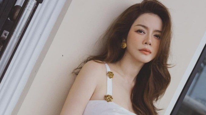 Sao Việt: Lý Nhã Kỳ khoe dáng quyến rũ, Á hậu Phương Anh diện đầm tôn eo thon, vai gầy