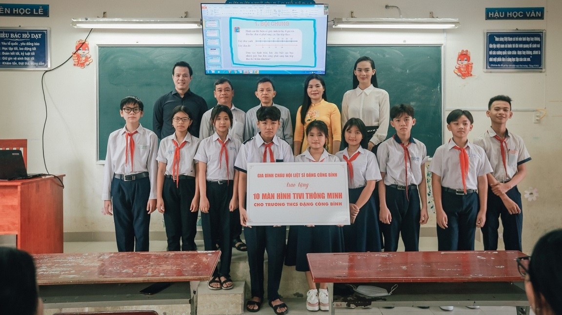 Trao 25 suất học bổng cho học sinh nghèo hiếu học, có thành tích xuất sắc trong học tập