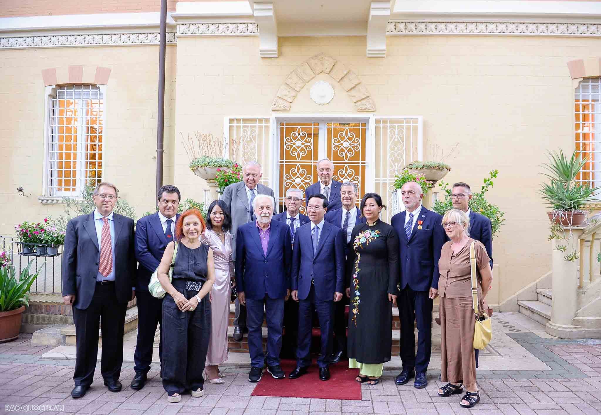 Tổ quốc như người Mẹ, luôn dõi theo, quan tâm và vui mừng khi những người con thành đạt