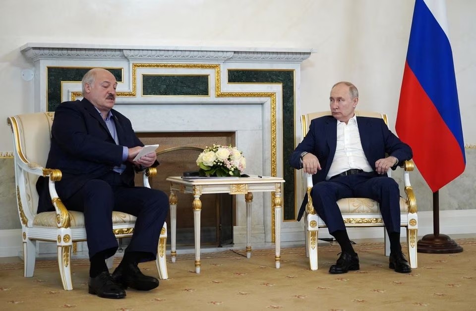 Tổng thống Nga Vladimir Putin (phải) và người đồng cấp Belarus Alexander Lukashenko trong cuộc hội đàm ở Saint Petersburg, Nga, ngày 23/7. (Nguồn: Reuters) Tổng thống Nga Vladimir Putin (phải) và người đồng cấp Belarus Alexander Lukashenko trong cuộc hội đàm ở Saint Petersburg, Nga, ngày 23/7. (Nguồn: Reuters)