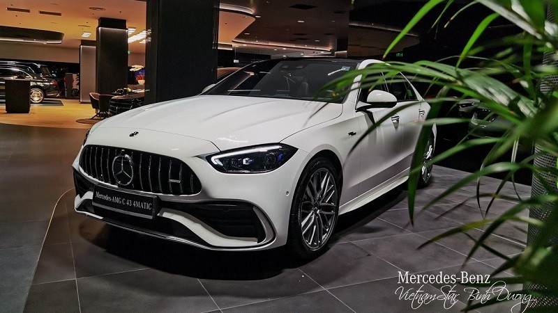 Cận cảnh Mercedes-AMG C43 4Matic tại đại lý, với giá bán 2,96 tỷ đồng