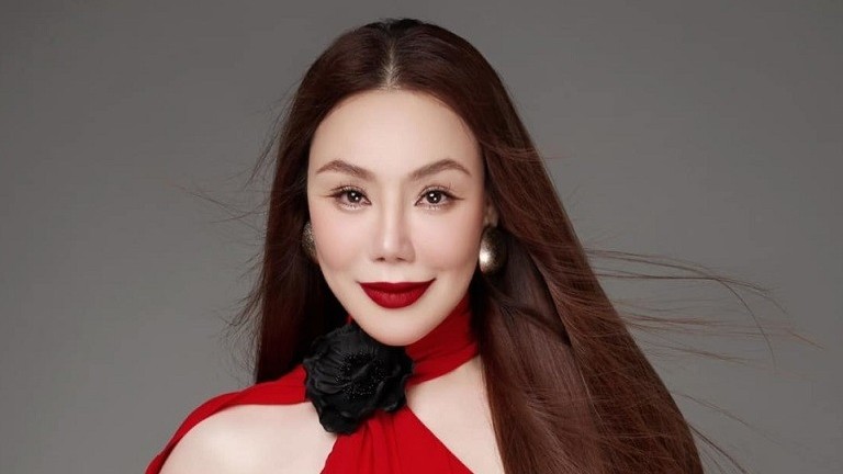 Ca sĩ Hồ Quỳnh Hương xinh đẹp cùng những mẫu đầm dạ hội cầu kỳ