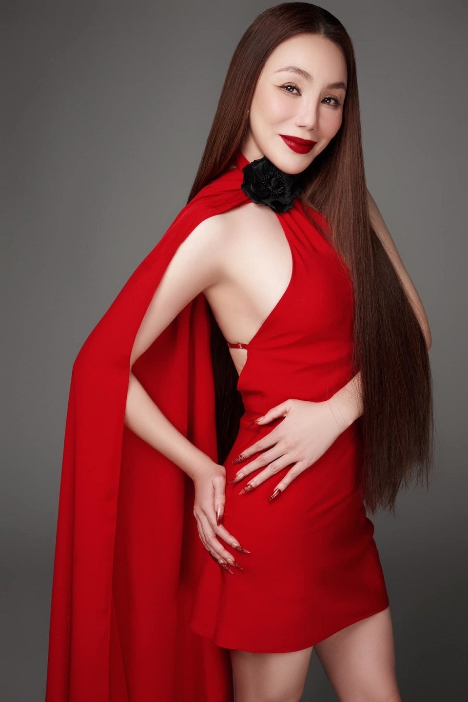 Ở lần trở lại này, cô thay đổi về ngoại hình theo phong cách tươi trẻ, phá cách hơn. 