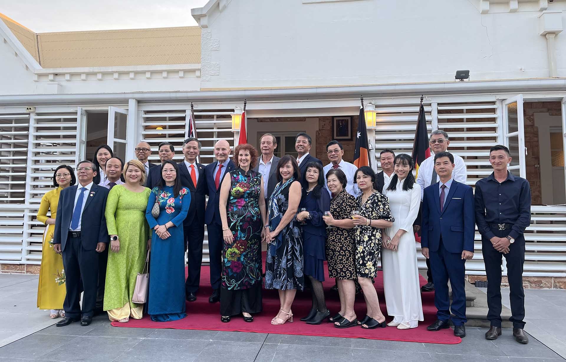 Đại sứ chụp ảnh cùng Thống đốc Hugh Heggie và khách mời tại lễ kỷ niệm.