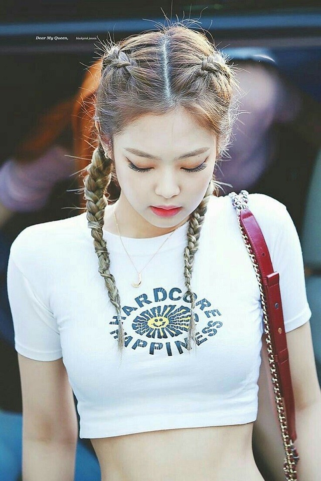 Kiểu tóc tết xương cá hai bên của Jennie BlackPink từng trở thành xu hướng hot trên TikTok.