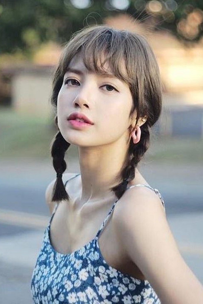 Lisa hóa nàng thơ với kiểu tóc tết hai bên kết hợp mái bằng. 