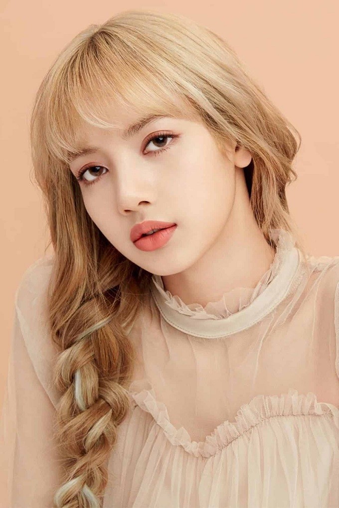 Kiểu tóc tết xương cá lệch bên giúp thành viên nhỏ tuổi nhất Blackpink trông dịu dàng, nữ tính.