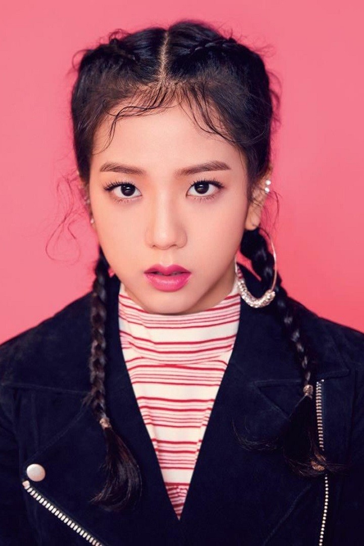 Khi cần làm mới hình ảnh, Jisoo chọn kiểu tóc tết hai bên sợi nhỏ kết hợp với phần tóc mái uốn xoăn. 