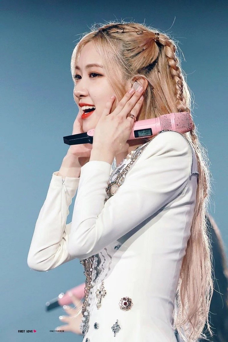 Rosé vốn gắn liền với hình ảnh ngọt ngào, trong trẻo nên cô tích cực lăng xê kiểu tóc tết hai bên mai dịu dàng. 