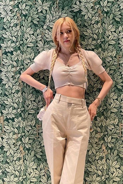 Kiểu tóc tết đuôi sam đơn giản được Rosé làm mới với hai lọn tóc mai dài buông xõa, ôm lấy khuôn mặt, mang đến hình ảnh mong manh, nữ tính.