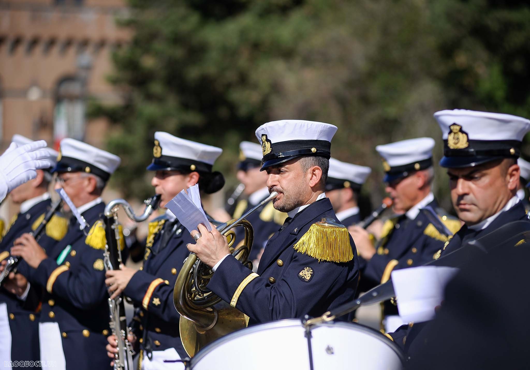 Chủ tịch nước và phu nhân đặt vòng hoa tại Đài Tổ quốc