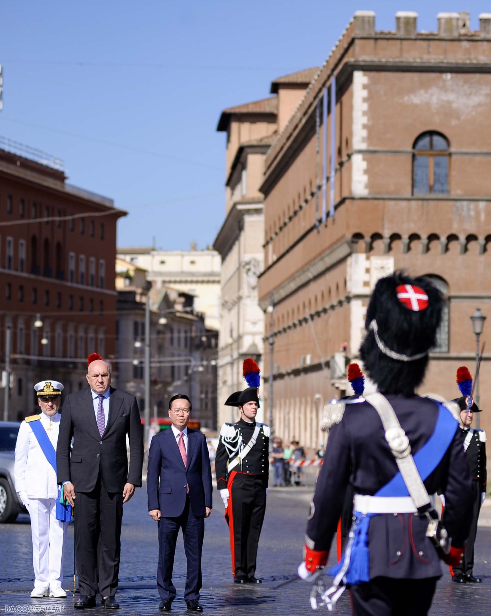 Chủ tịch nước và phu nhân đặt vòng hoa tại Đài Tổ quốc
