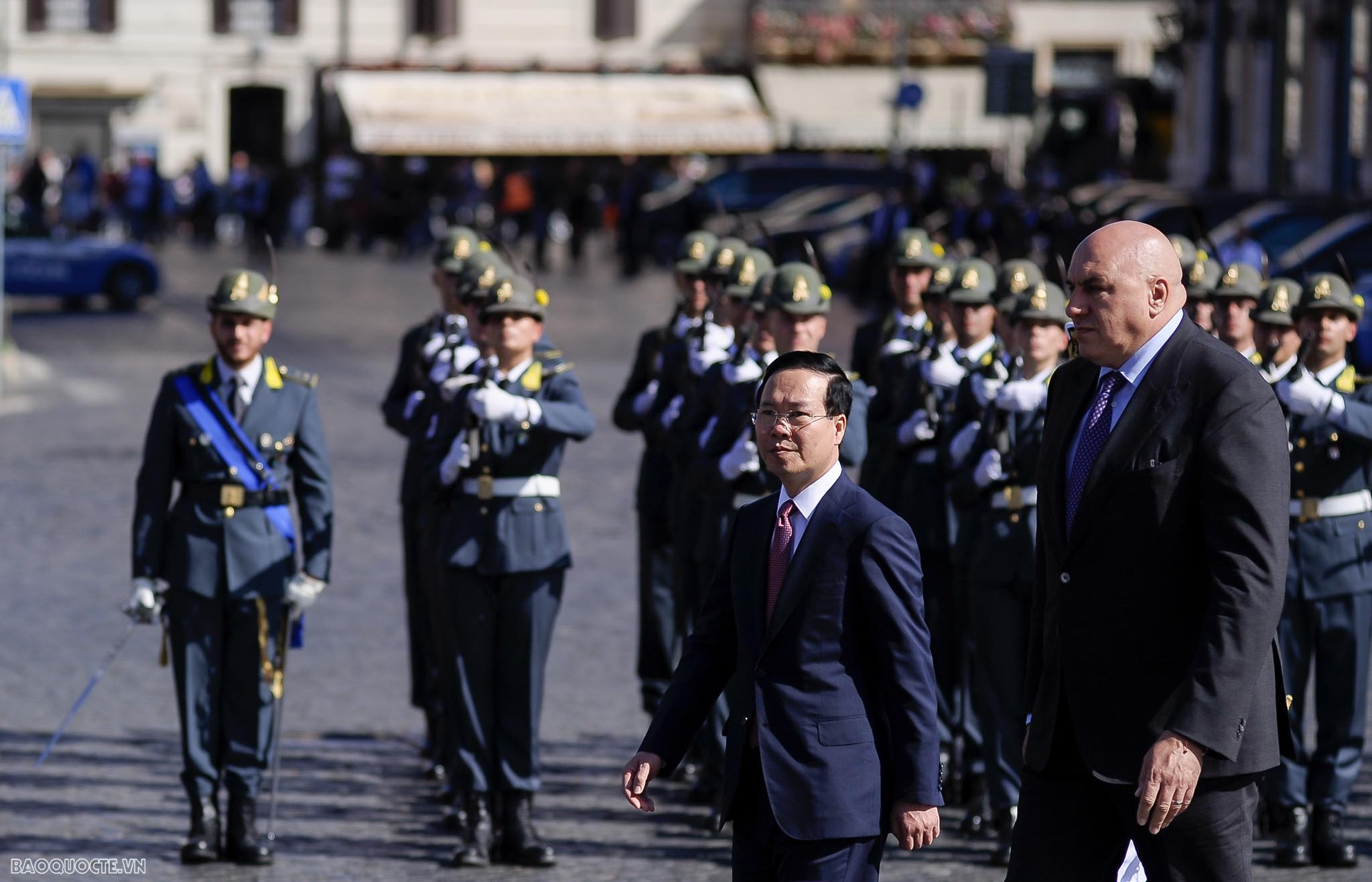 Chủ tịch nước và phu nhân đặt vòng hoa tại Đài Tổ quốc