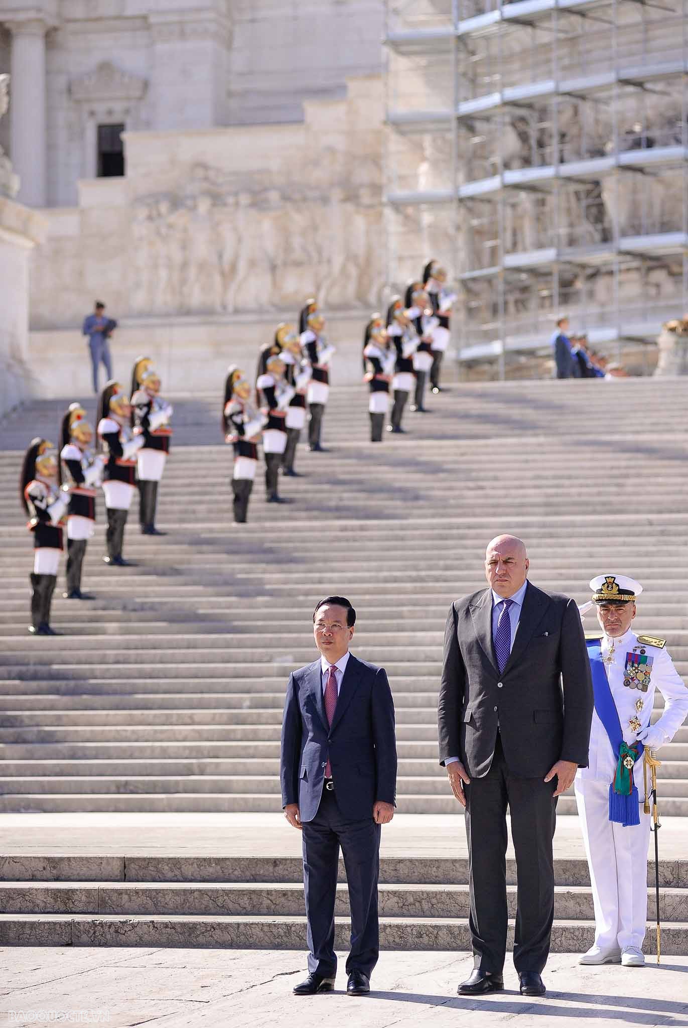 Chủ tịch nước và phu nhân đặt vòng hoa tại Đài Tổ quốc