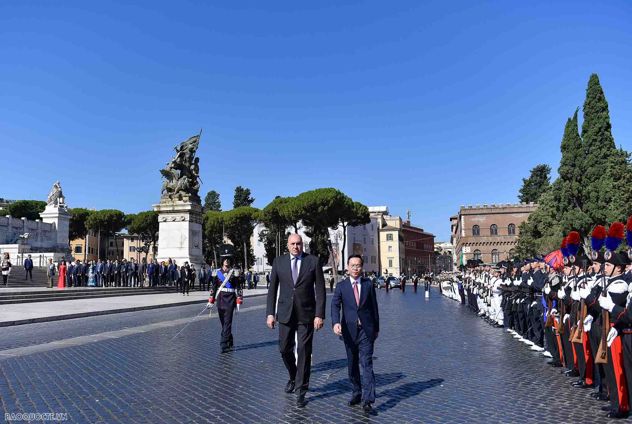 Chủ tịch nước và phu nhân đặt vòng hoa tại Đài Tổ quốc