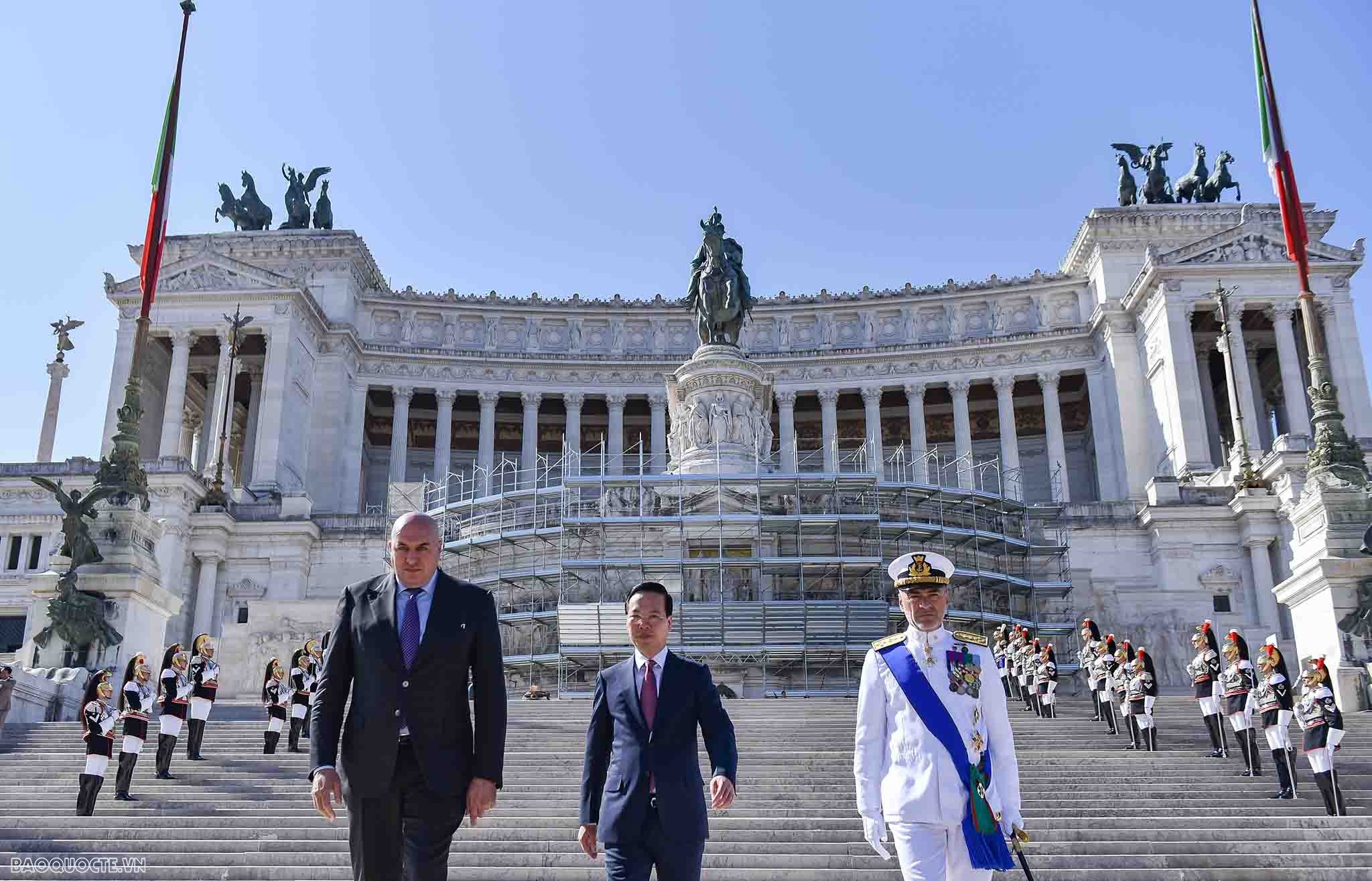 Chủ tịch nước và phu nhân đặt vòng hoa tại Đài Tổ quốc