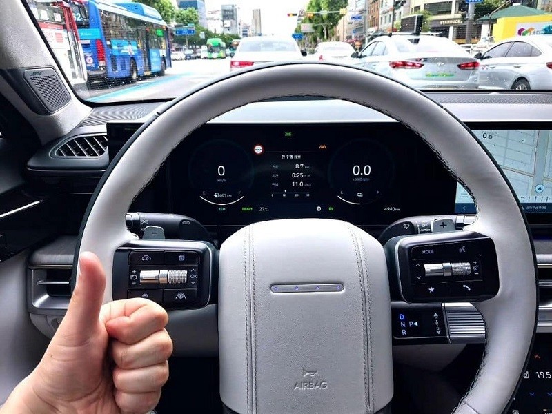 Trung tâm vô lăng với thiết kế 4 dấu chấm tròn xếp thẳng hàng thay cho logo Hyundai.