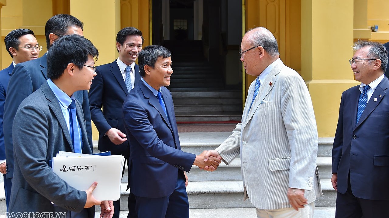 Thứ trưởng Thường trực Nguyễn Minh Vũ tiếp Cố vấn đặc biệt Liên minh Nghị sỹ hữu nghị Nhật-Việt Takebe Tsutomu