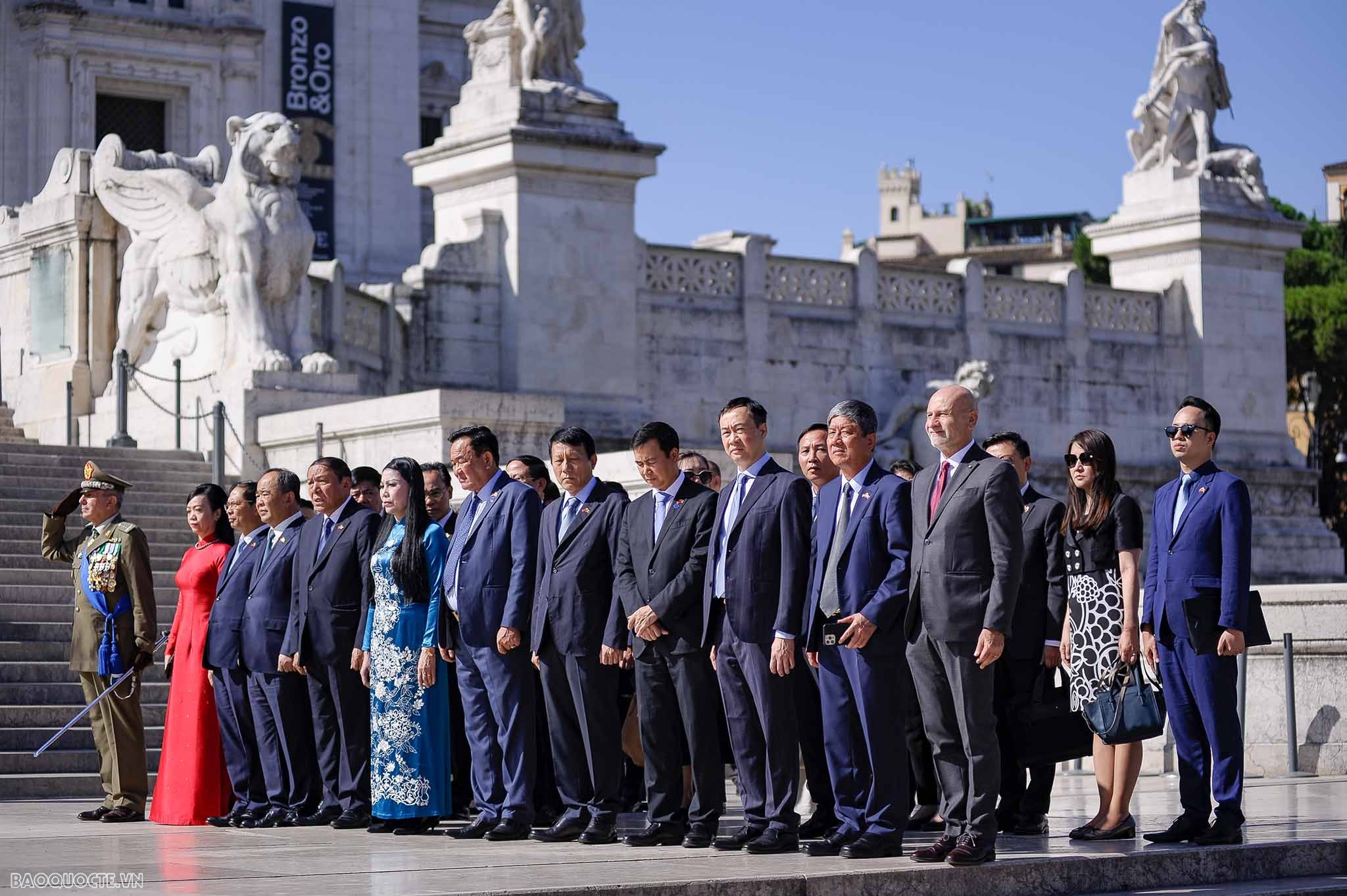 Chủ tịch nước và phu nhân đặt vòng hoa tại Đài Tổ quốc