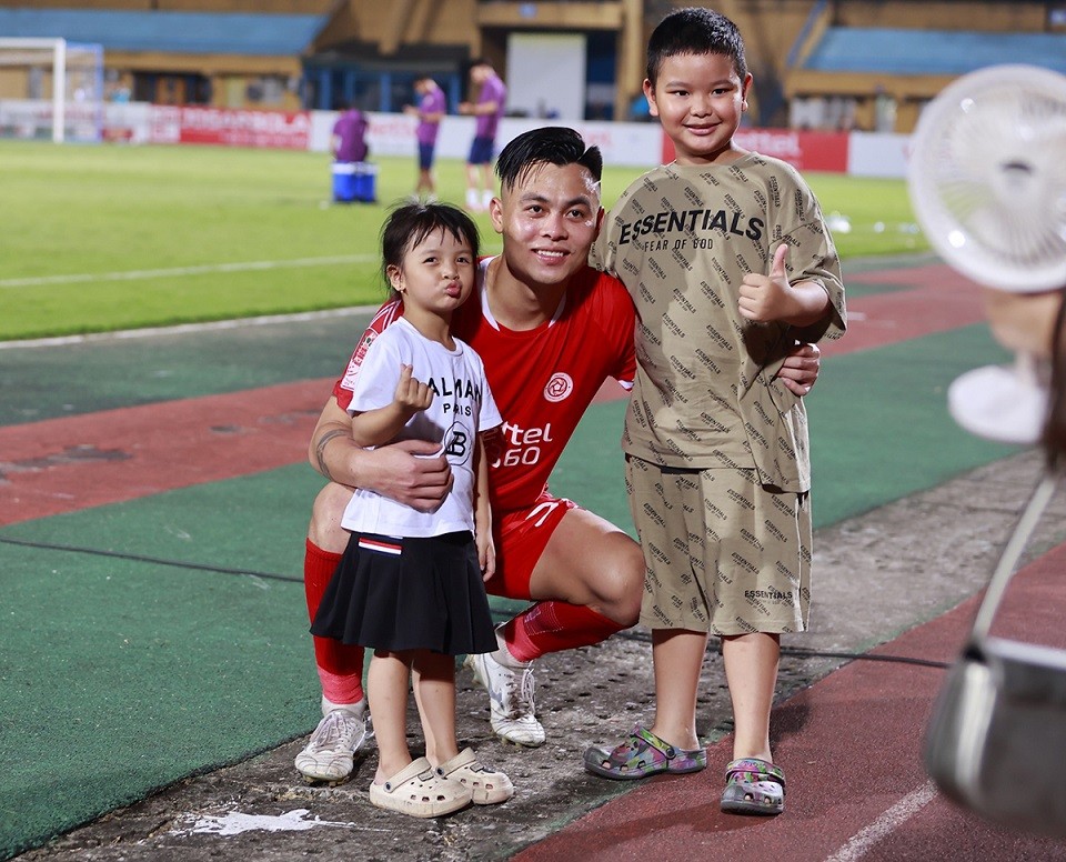 Tiền vệ Đức Chiến chụp ảnh cùng con gái và em vợ Bùi Tiến Dũng. Tiền vệ Đức Chiến chụp ảnh cùng con gái và em vợ Bùi Tiến Dũng.